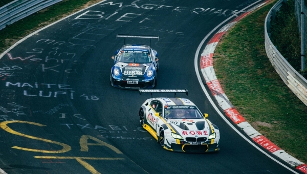 Automobilske trke na stazi Le Mans, prikaz sportskih vozila u krivini tokom trke izdržljivosti