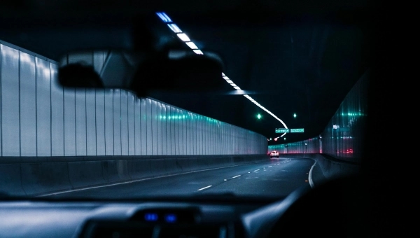 Pogled iz automobila na put u noćnoj vožnji.