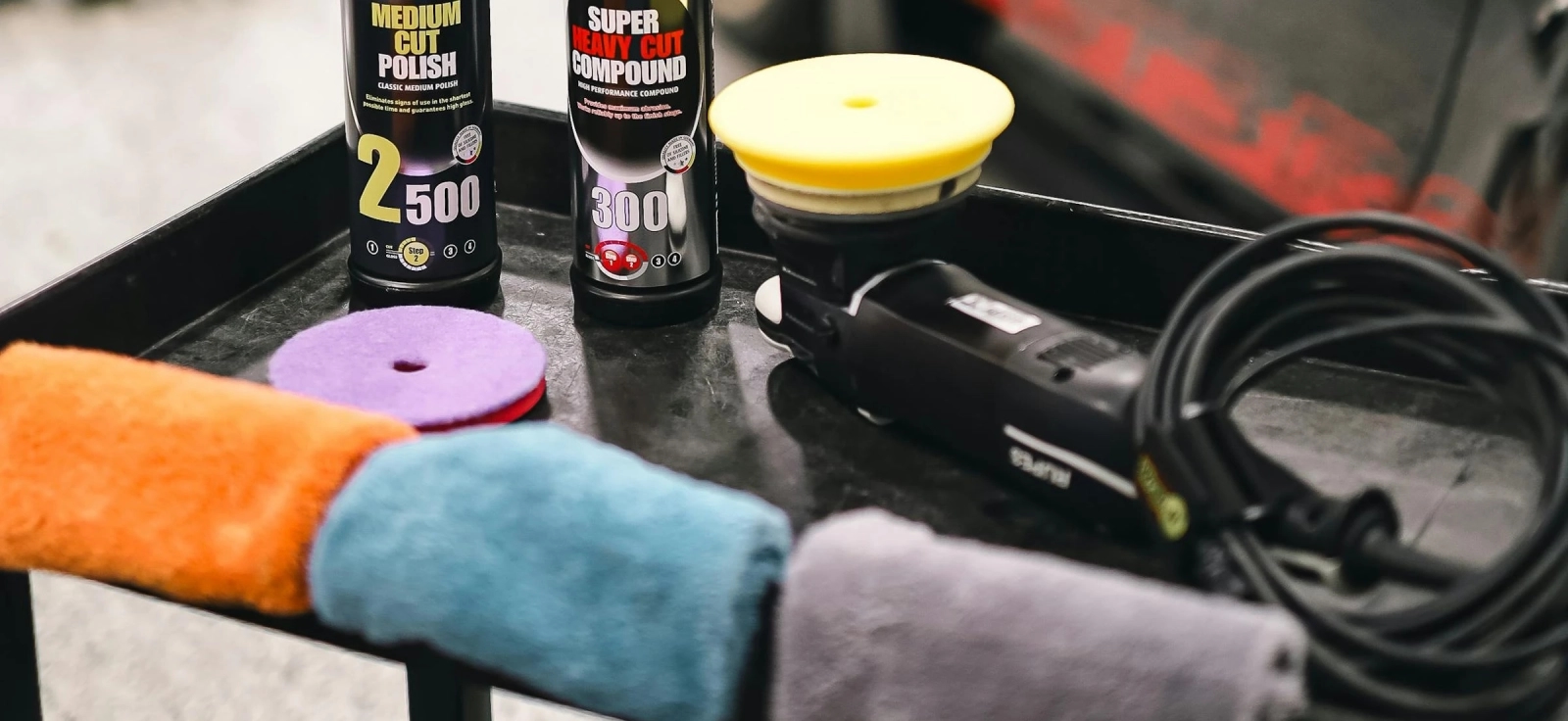 Alati, krpe i kreme za poliranje automobila u salonu.