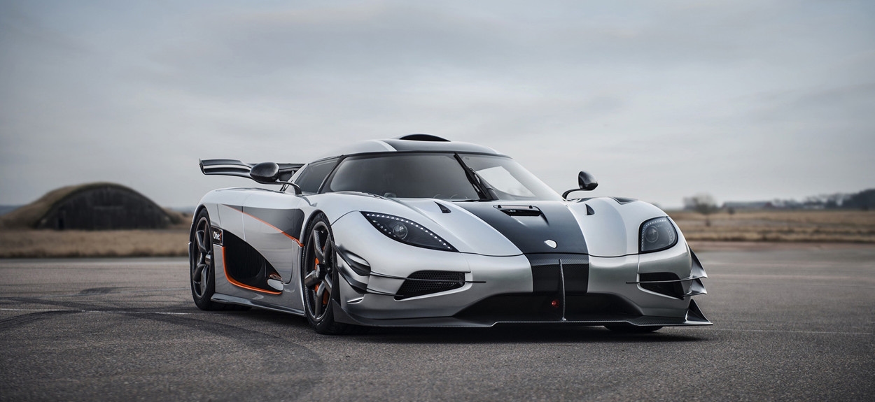 Srebrni Koenigsegg One:1 na pisti, prvi svetski megautomobil sa odnosom snage i težine jedan prema jedan