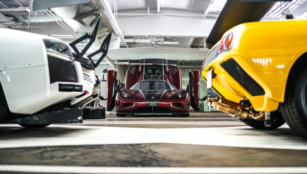 Ekskluzivna garaža sa bordo Koenigsegg Agera modelom i žutim Lamborghinijem, prikaz vrhunskog inženjeringa i dizajna