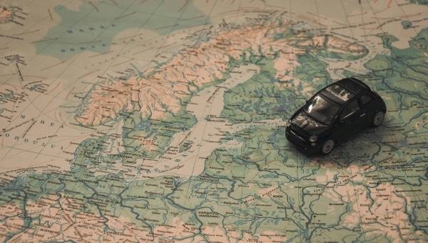 Maketa malog crnog auta na mapi evrope.