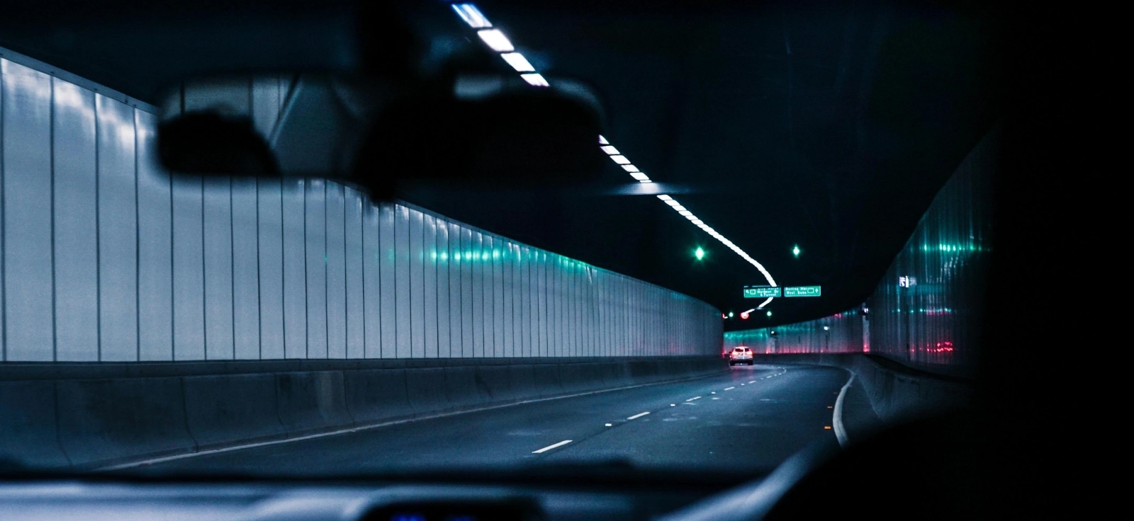 Pogled iz automobila u toku noćne vožnje.