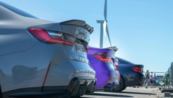 Različiti automobili parkirani – benzin, dizel, hibrid i električni modeli jedan pored drugog
