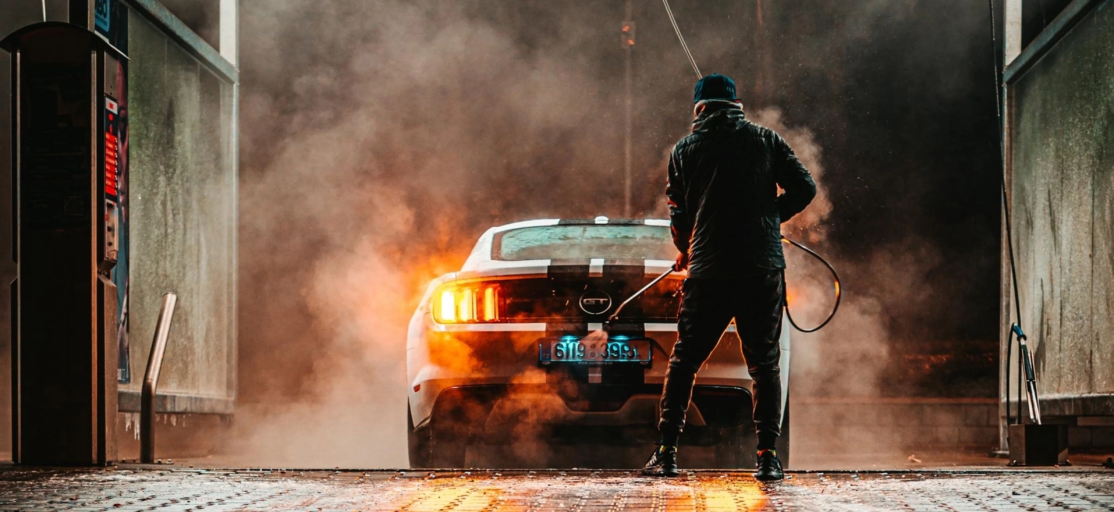 Noćni prizor pranja auta marke Mustang u uslužnoj perionici.