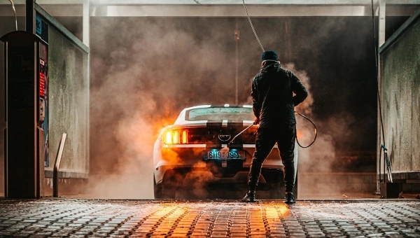 Noćni prizor pranja auta marke Mustang u uslužnoj perionici.