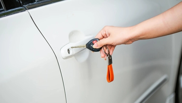 Predaja ključeva i otključavanje automobila – registracija i prepis polovnog vozila na novog vlasnika.