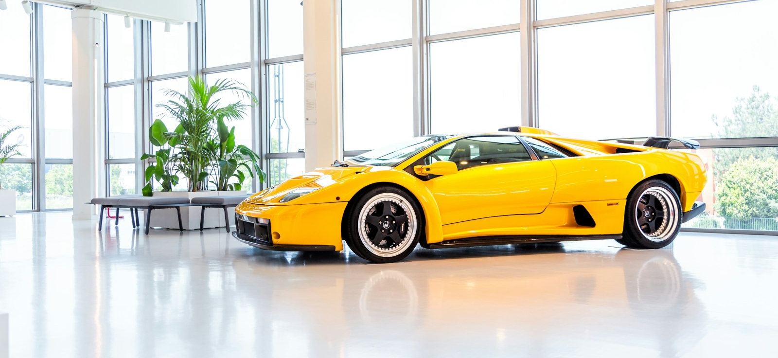 Žuti Lamborghini Diablo parkiran u svetlom auto salonu