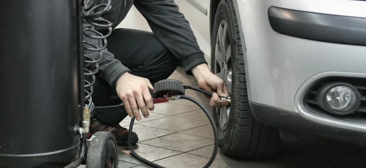 Provera i dopuna pritiska u gumama tokom redovnog malog servisa automobila