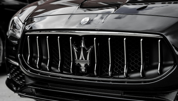 Prepoznatljivi logotip boga Neptuna i trozubac na crnoj maski Maserati modela