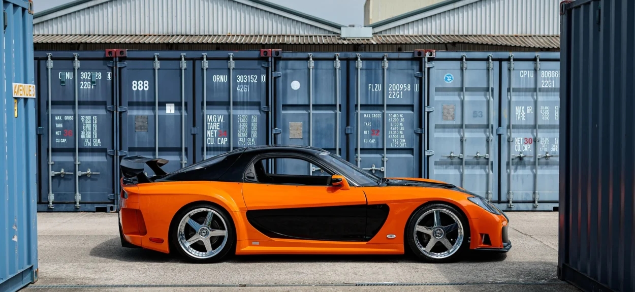 Tamno crvena Mazda RX-7 sa Veilside Fortune bodykit-om, poznata iz filma Paklene ulice (Tokyo Drift)