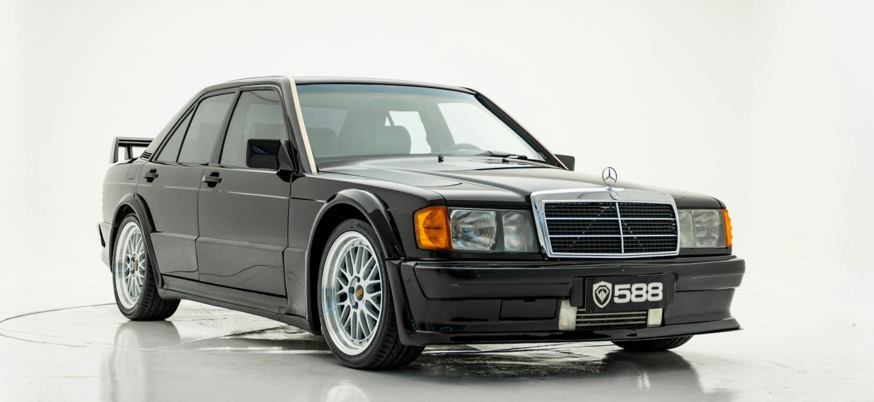 Prednji profil legendarnog Mercedes-Benza 190E Cosworth u crnoj boji, prikazuje aerodinamične dodatke i klasičnu masku hladnjaka