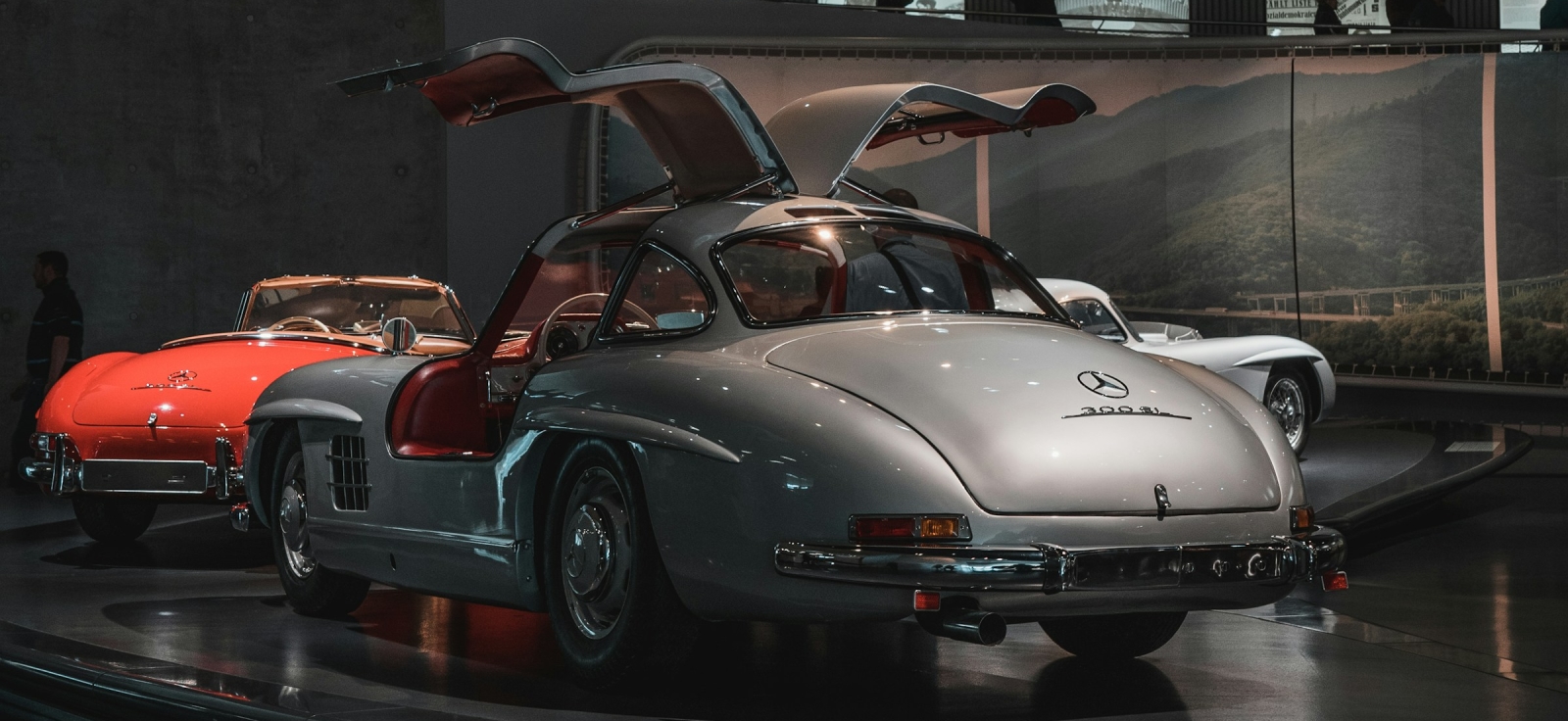 Zadnji deo legendarnog automobila Mercedes 300SL Gullwing sa podignutim vratima na izložbi
