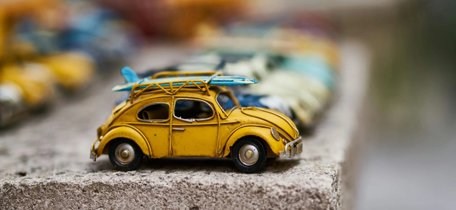 Igracka automobila marke Buba na stepeniku pored mnogo drugi autica.