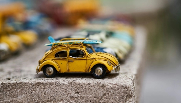Igracka automobila marke Buba na stepeniku pored mnogo drugi autica.