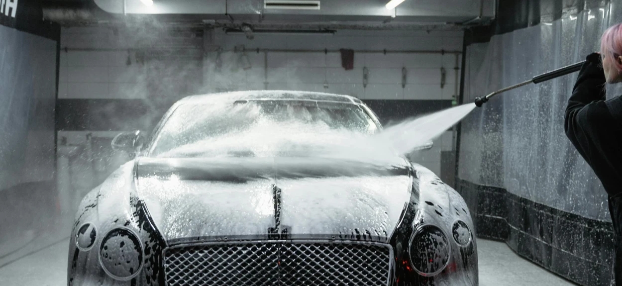 Automatsko pranje vozila aktivnom penom — pravilna spoljašnja nega uz zaštitu laka