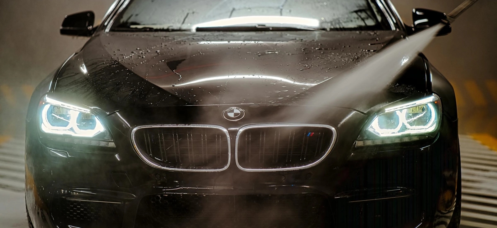 Pranje automobila pod visokim pritiskom — potencijalna opasnost za elektroniku i lak