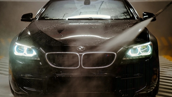 Pranje automobila pod visokim pritiskom — potencijalna opasnost za elektroniku i lak