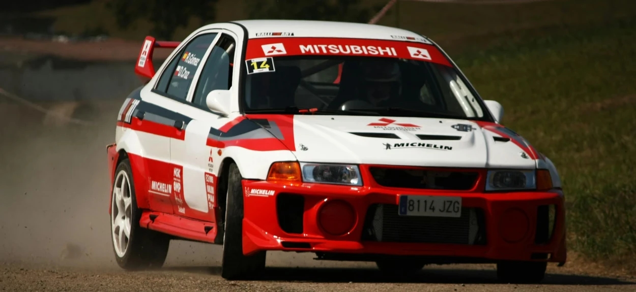 Mitsubishi Lancer Evolution reli automobil u vožnji na stazi