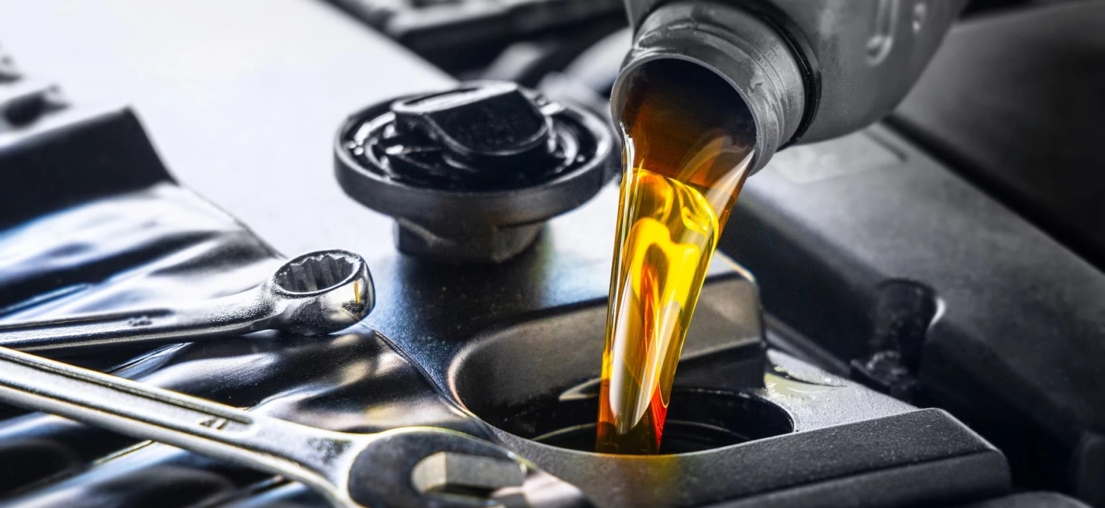 Sipanje motornog ulja u auto