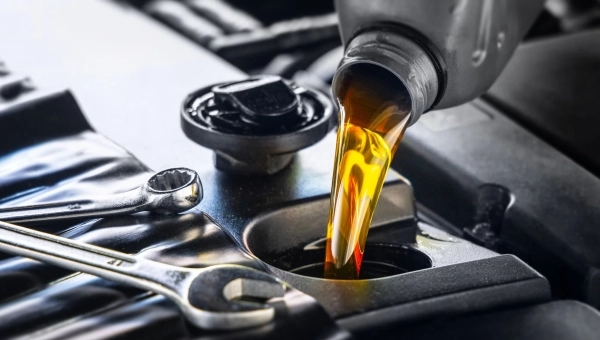 Sipanje motornog ulja u auto
