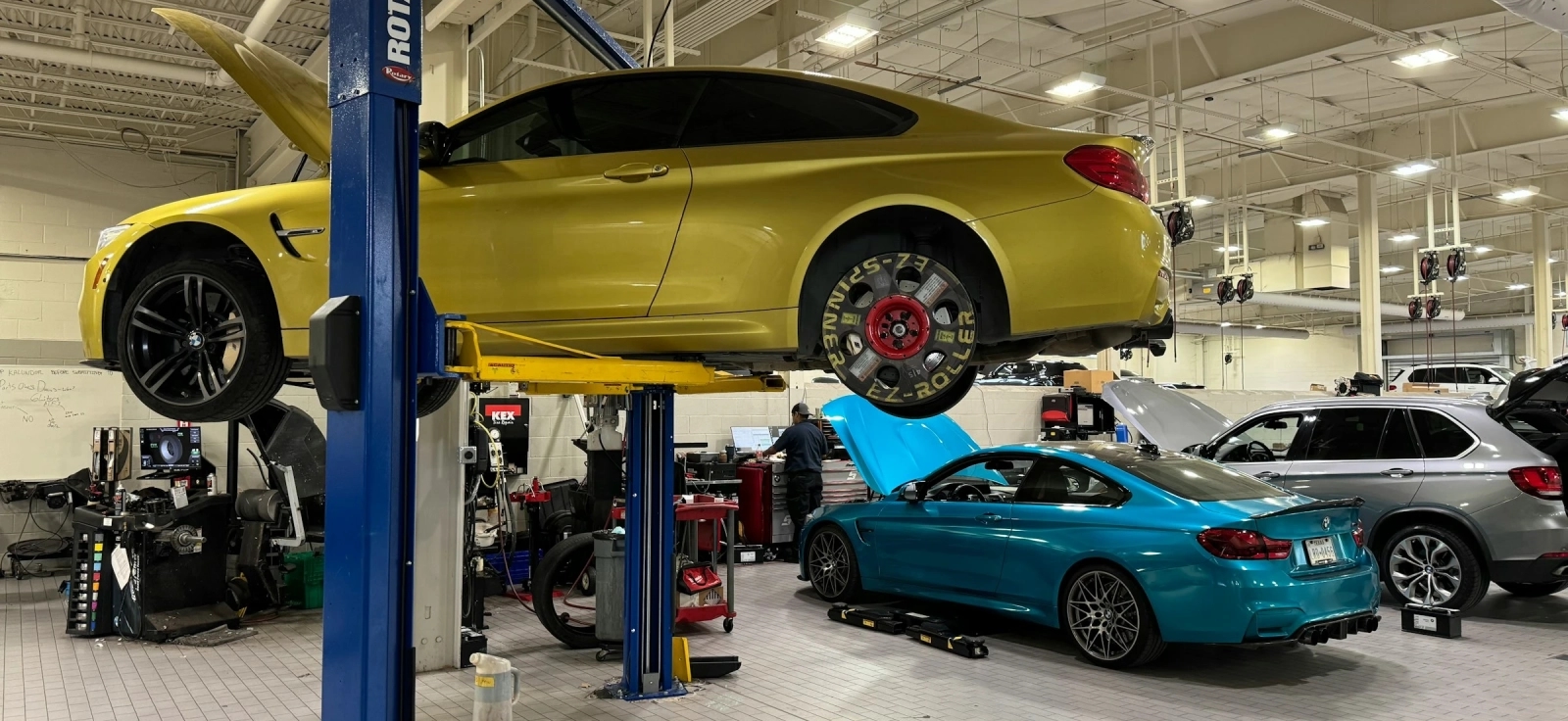 Automobil na dizalici u auto servisu tokom pregleda i dijagnostike kvarova