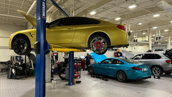 Automobil na dizalici u auto servisu tokom pregleda i dijagnostike kvarova