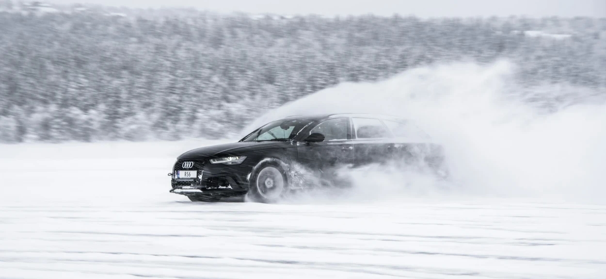 Automobil koji proklizava na snegu – mitovi o ABS sistemu i vožnji zimi
