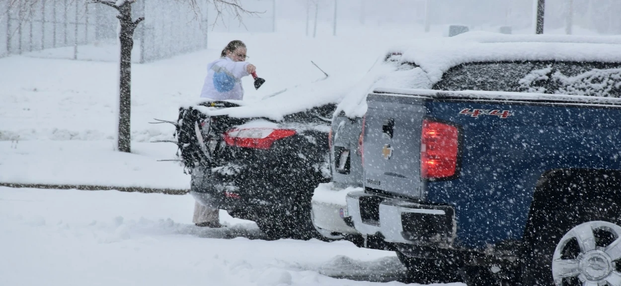 Održavanje automobila zimi – skidanje snega i česti zimski mitovi