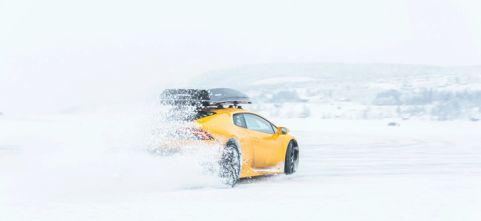 Žuti automobil u snegu tokom zimske vožnje – česti mitovi o vožnji automobila zimi