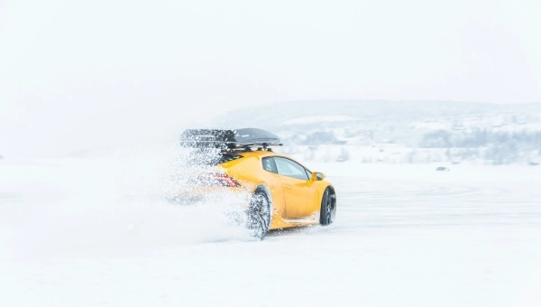 Žuti automobil u snegu tokom zimske vožnje – česti mitovi o vožnji automobila zimi