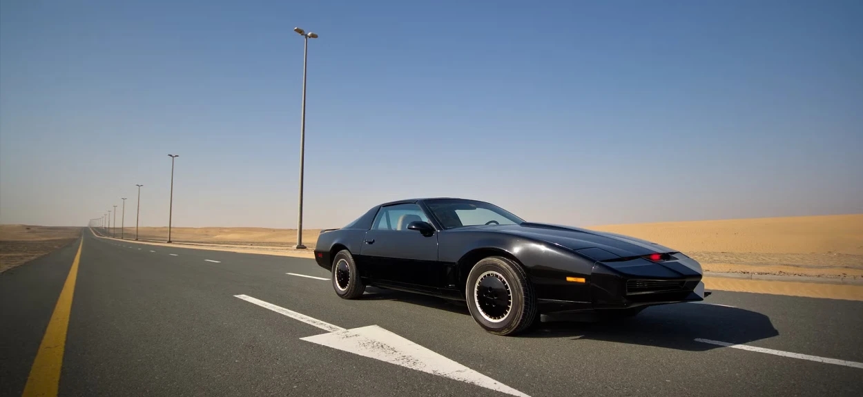 Crni automobil Kitt na autoputu u pustinji.