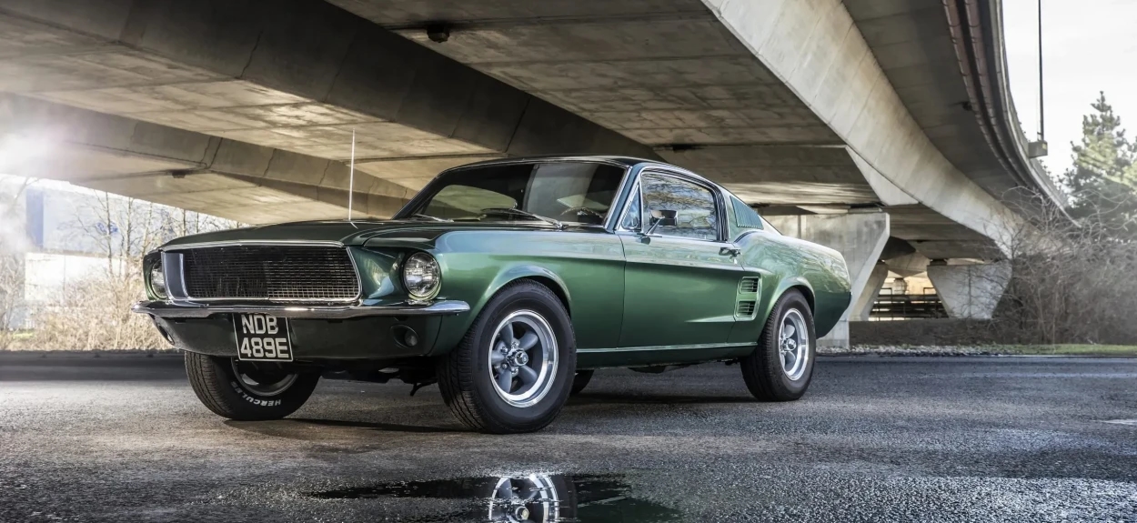 Zeleni automobil marke Mustang ispod mosta iz legendarnog filma.