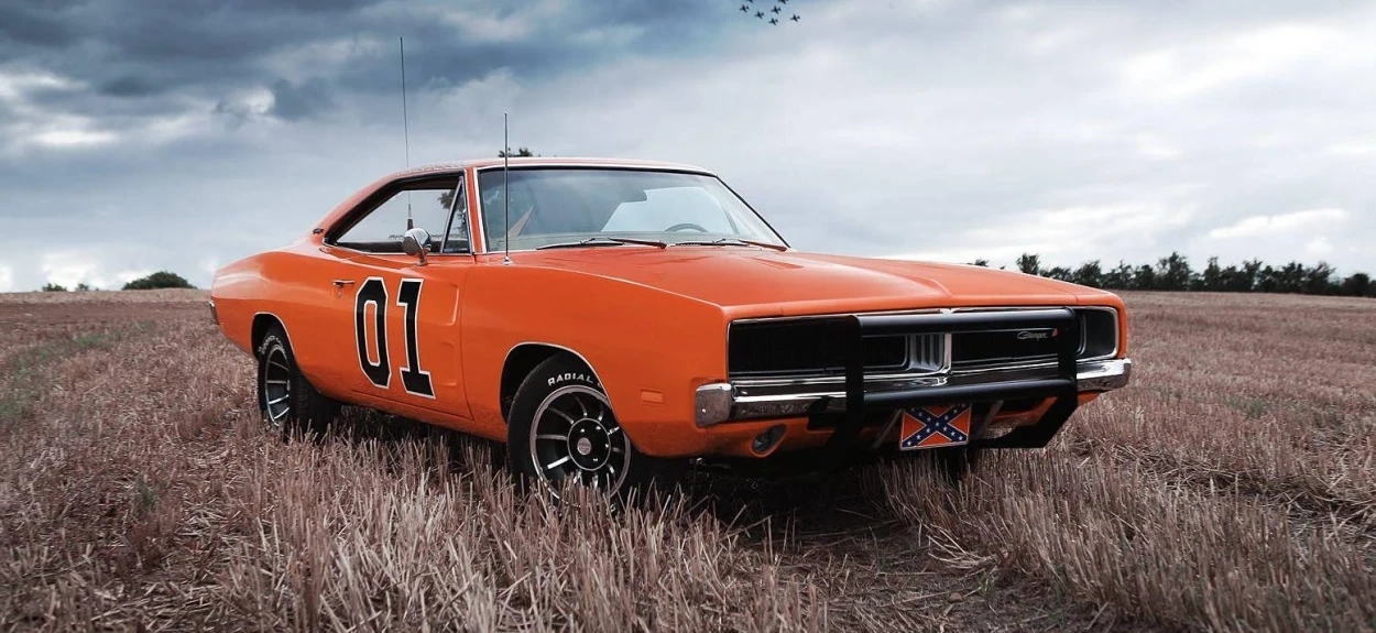 Narandžasti automobili parkisan u polju zita.