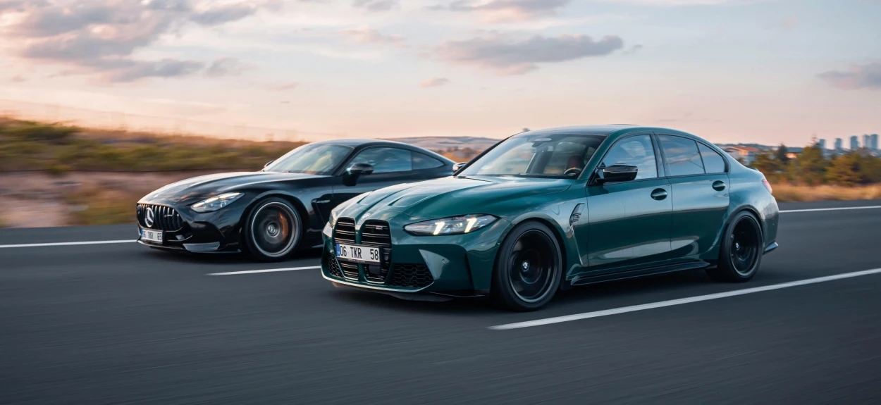 Mercedes i BMW parkirani jedan pored drugog kao simbol dugogodišnjeg rivalstva u autoindustriji