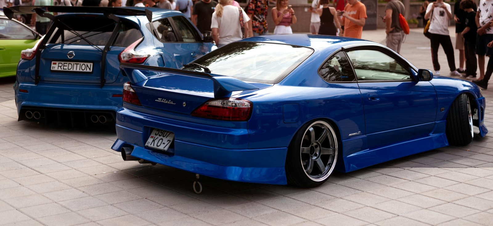 Plava Nissan Silvia S15 Spec-R sa fabričkim Aero paketom i velikim spojlerom parkirana na skupu JDM automobila