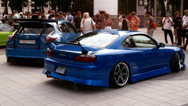 Plava Nissan Silvia S15 Spec-R sa fabričkim Aero paketom i velikim spojlerom parkirana na skupu JDM automobila