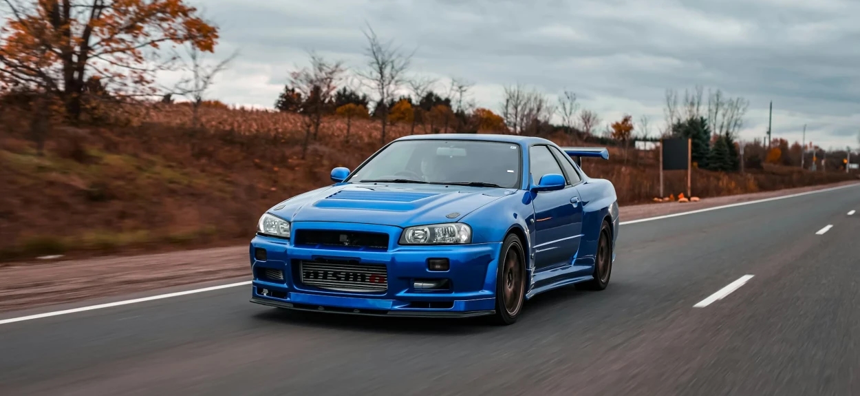Nissan Skyline GT R R34 u Bayside Blue boji tokom vožnje, jedna od najpoznatijih JDM legendi