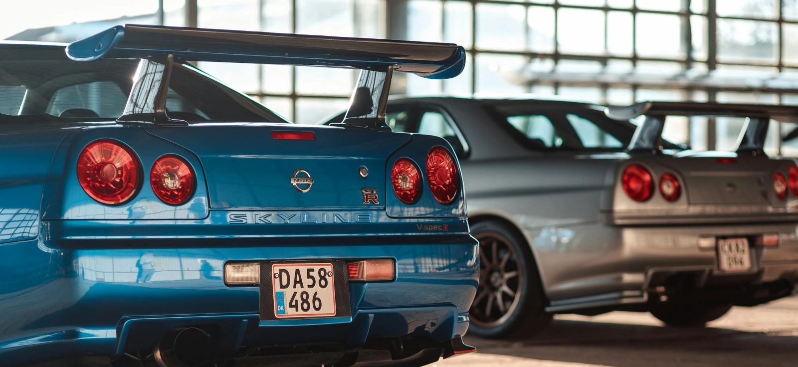 Zadnji deo Nissan Skyline GT R R34 sa karakterističnim okruglim svetlima i velikim spojlerom