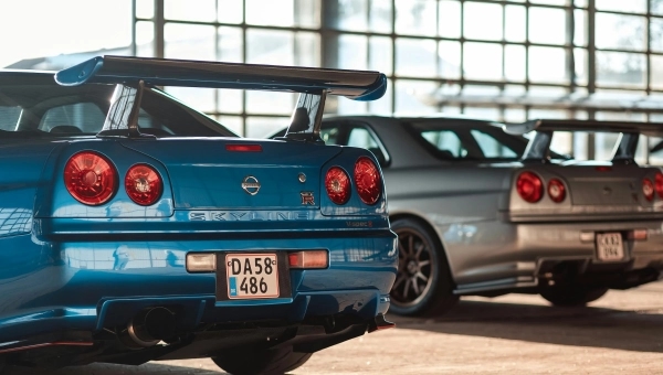 Zadnji deo Nissan Skyline GT R R34 sa karakterističnim okruglim svetlima i velikim spojlerom