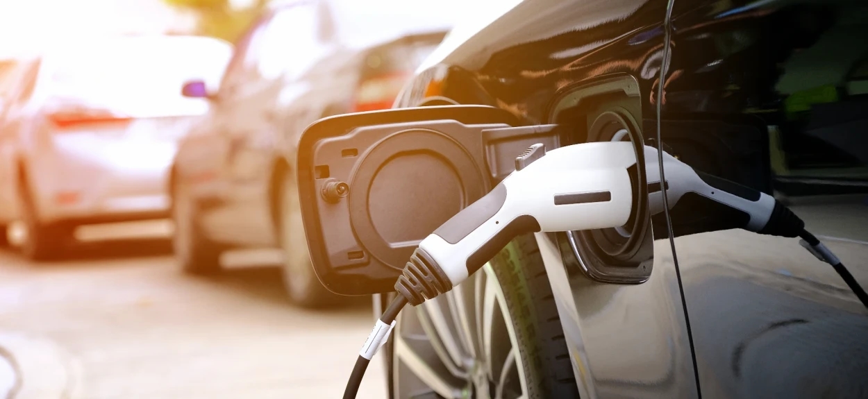 Električni automobil priključen na kućnu punionicu tokom punjenja baterije