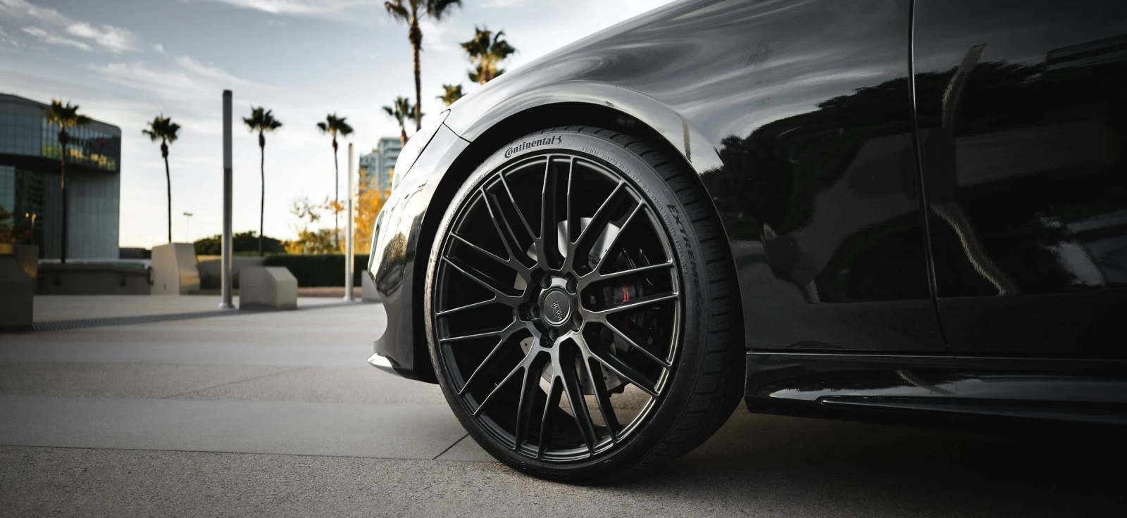 Prikaz bočne strane automobilske gume sa vidljivim oznakama na pneumatiku