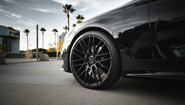 Prikaz bočne strane automobilske gume sa vidljivim oznakama na pneumatiku