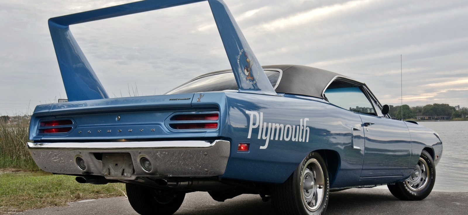 Plavi Plymouth Superbird iz 1970. godine posmatran sa zadnje strane, sa istaknutim masivnim stabilizatorom i crnim vinilnim krovom