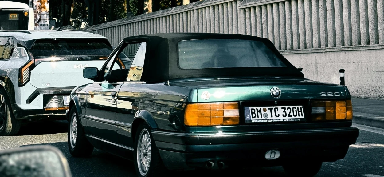 Automobili zaglavljeni u letnjoj gradskoj gužvi – povećan rizik od pregrevanja i mehaničkih kvarova