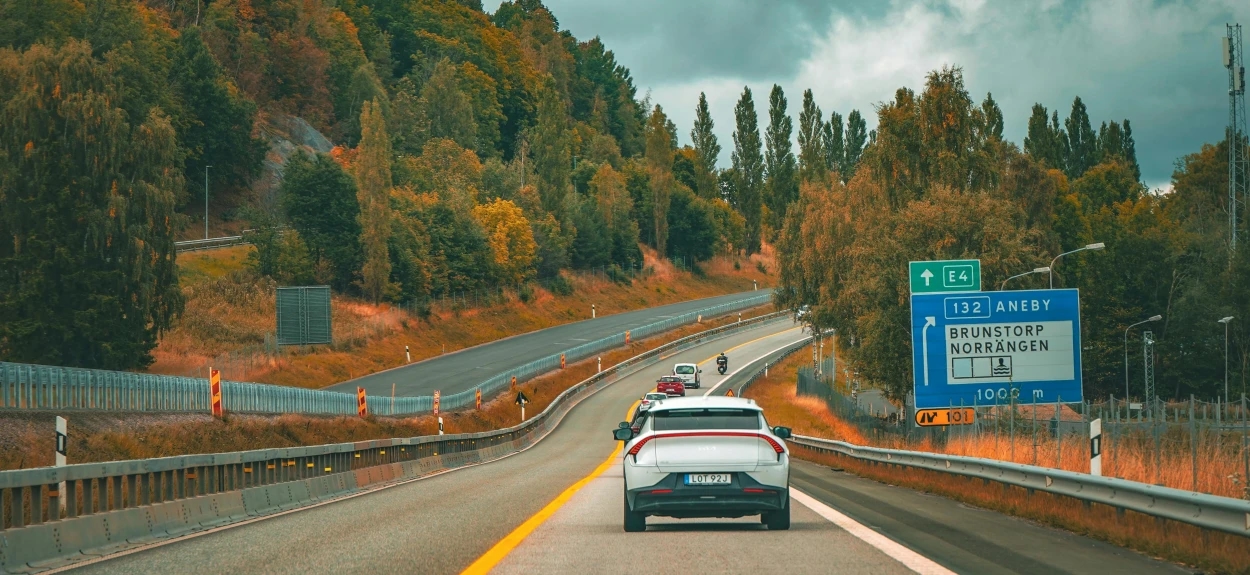 Bezbedna distanca automobila na mokrom putu tokom jeseni