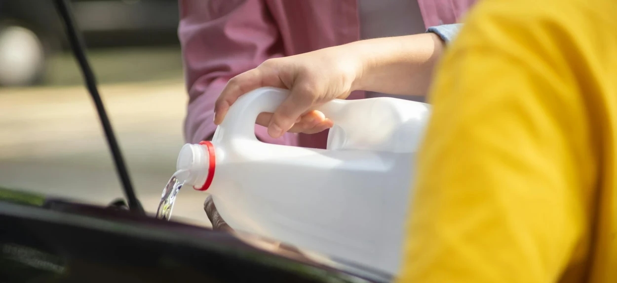 Sipanje tečnosti za pranje stakala kao deo pripreme automobila za proleće