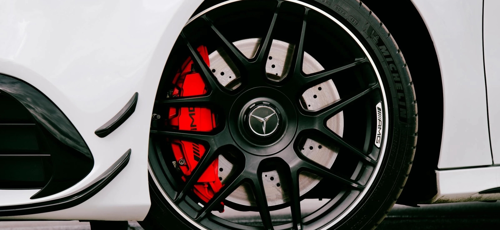 Sportske kočnice sa crvenim kleštima i perforiranim diskovima na modernom automobilu