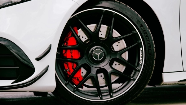 Sportske kočnice sa crvenim kleštima i perforiranim diskovima na modernom automobilu