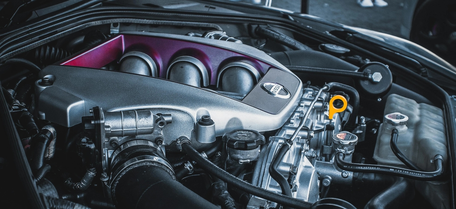 Detaljan prikaz motora automobila — primer ispravnog motora pre pojave kvarova ili gubitka snage